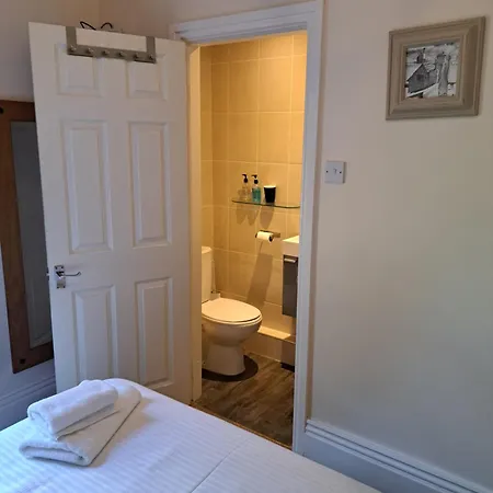 Rylstone Mere Гостевой дом Уитби